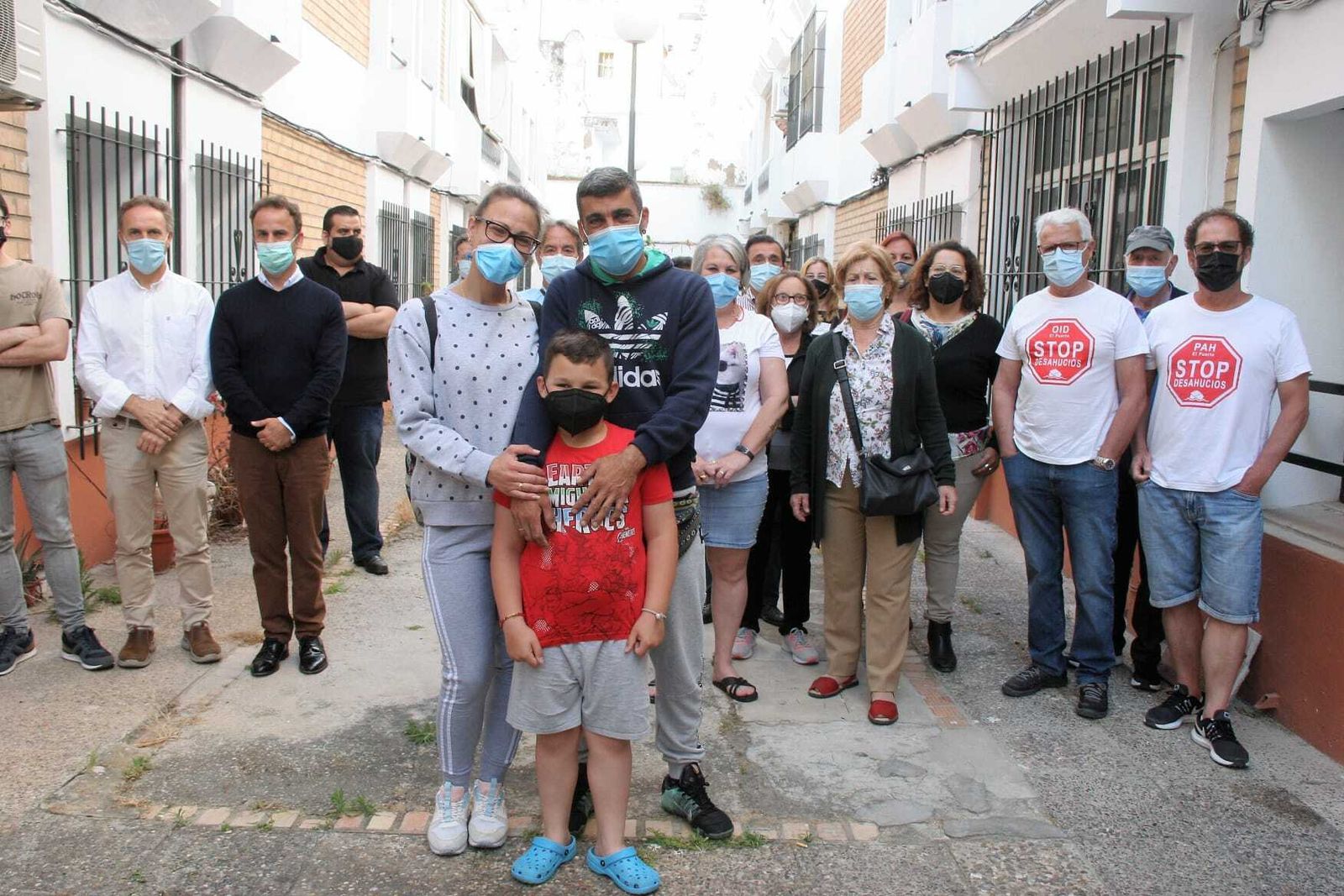 La familia afectada, junto a portavoces municipales y miembros de colectivos sociales este lunes.