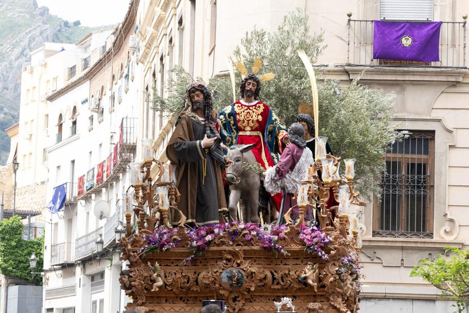 Los jiennenses se echan a la calle para presenciar la primera de las procesiones de la jornada: la Borriquilla (II)