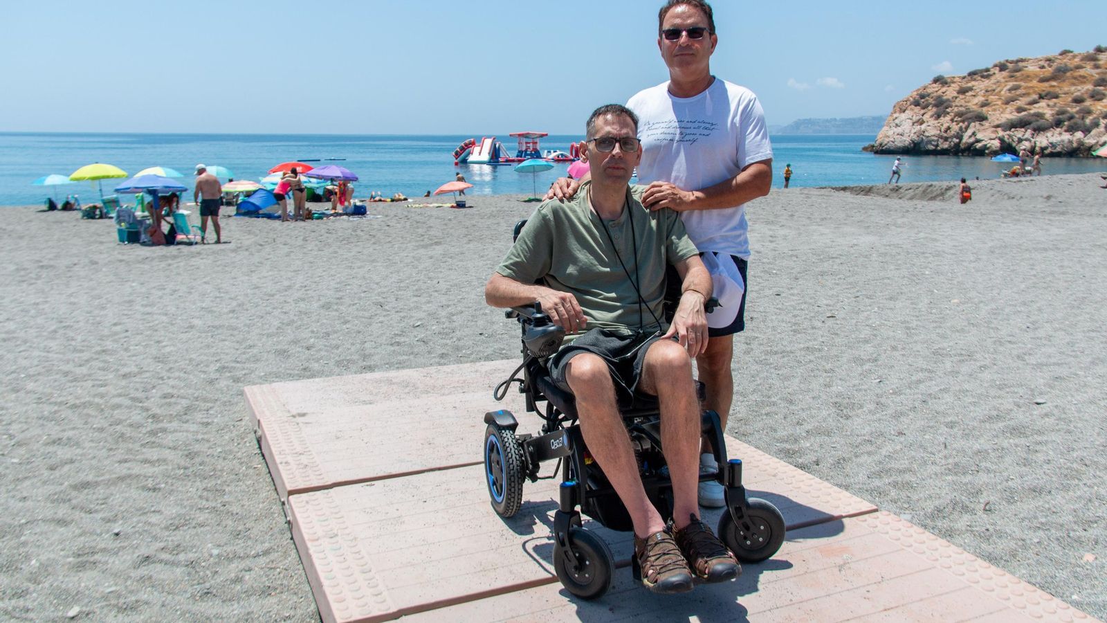 Marcelino y Miguel posan al final de la pasarela de hormigón ubicada junto al puesto de Protección Civil de Salobreña