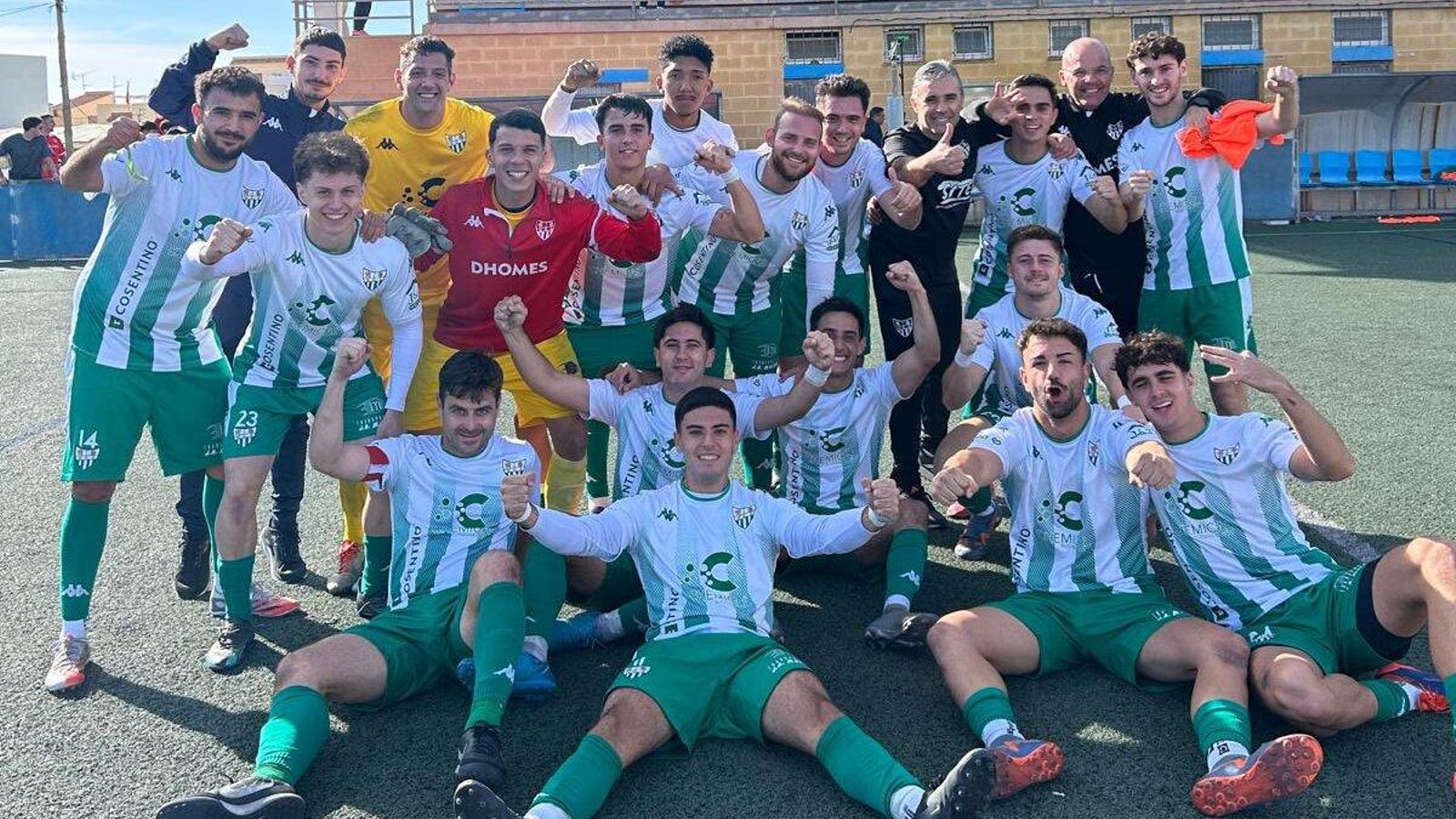 Los olulenses celebran sobre el terreno de juego su victoria del pasado fin de semana en su visita a Adra.