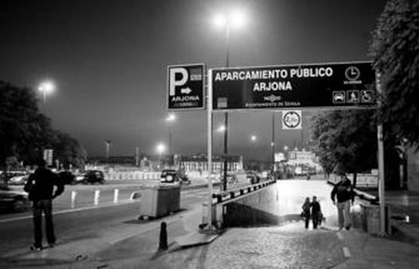 Entrada del aparcamiento de Arjona, el más grande del centro, junto a la estación Plaza de Armas.