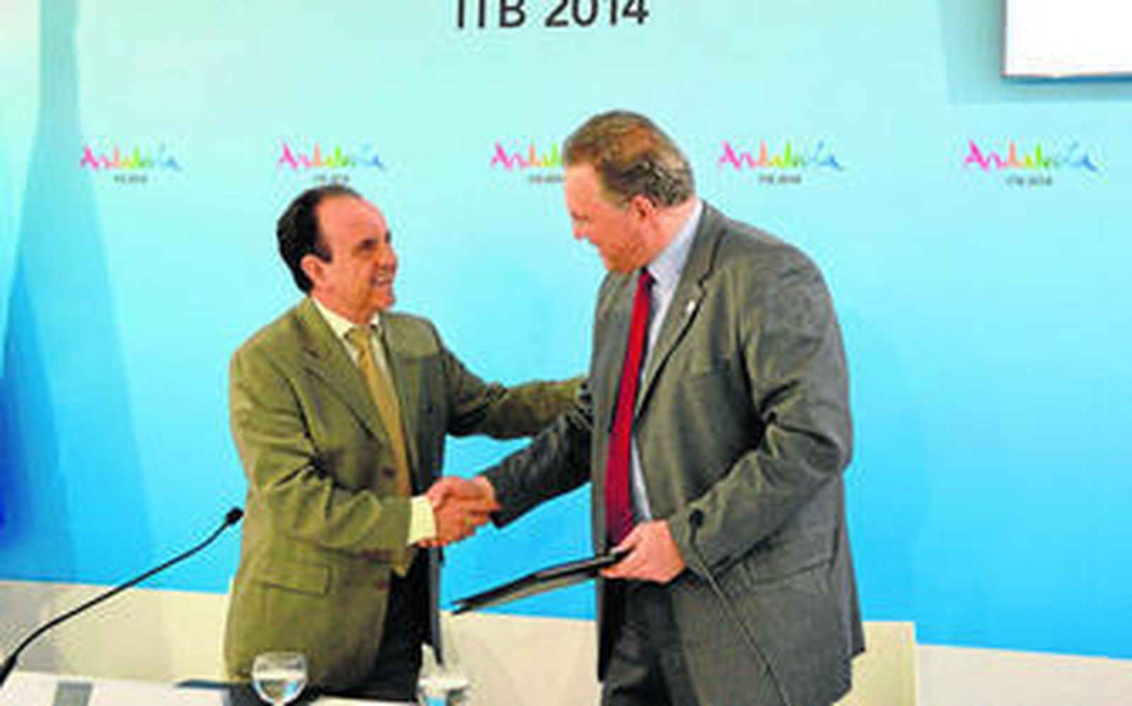 El consejero de Turismo y Comercio, Rafael Rodríguez, saluda ayer al directivo del touroperador Der Touristik, Frank Kolsch.