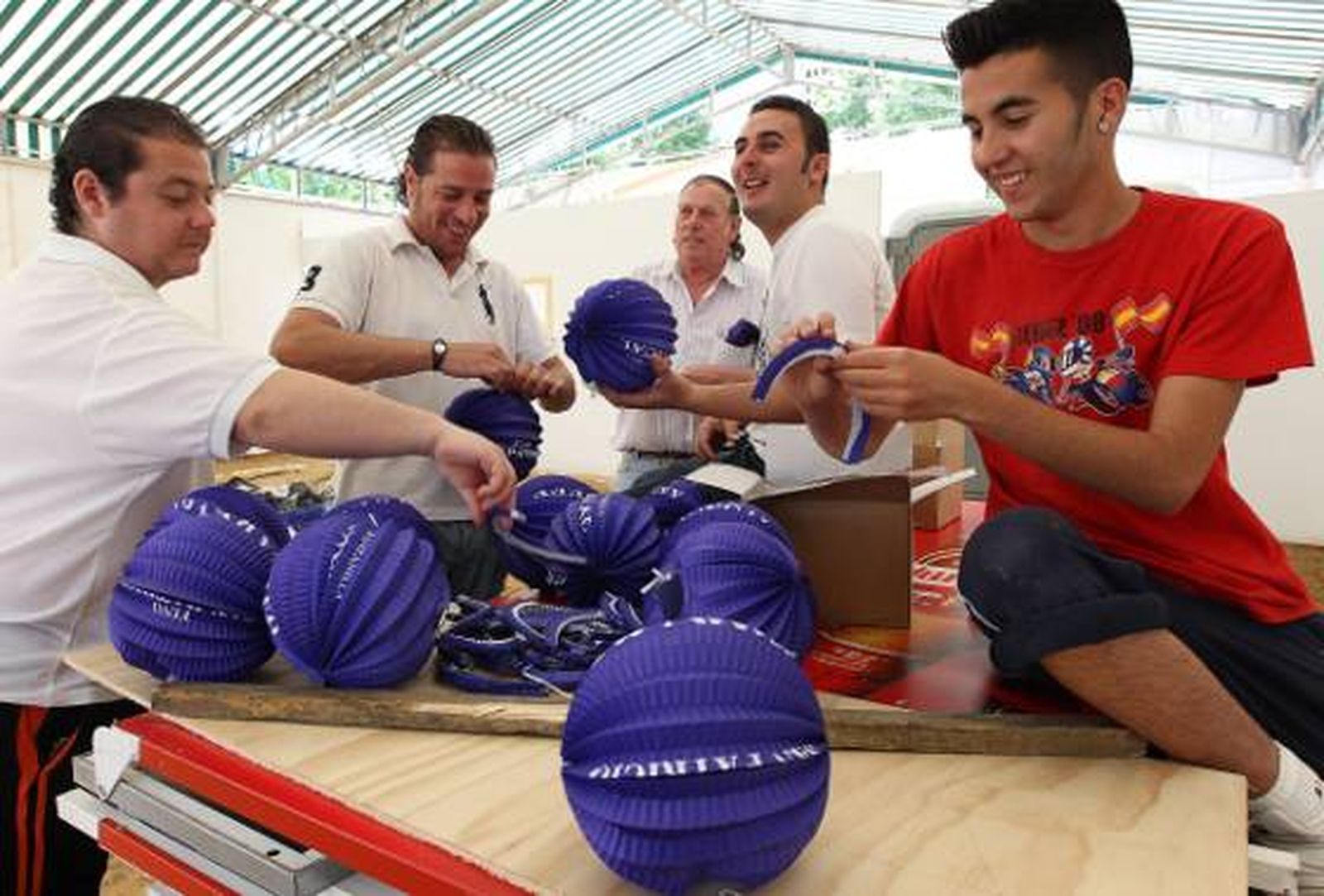 Los más madrugadores ya estaban ayer montando farolillos.

Foto: M.A. Gonzalez