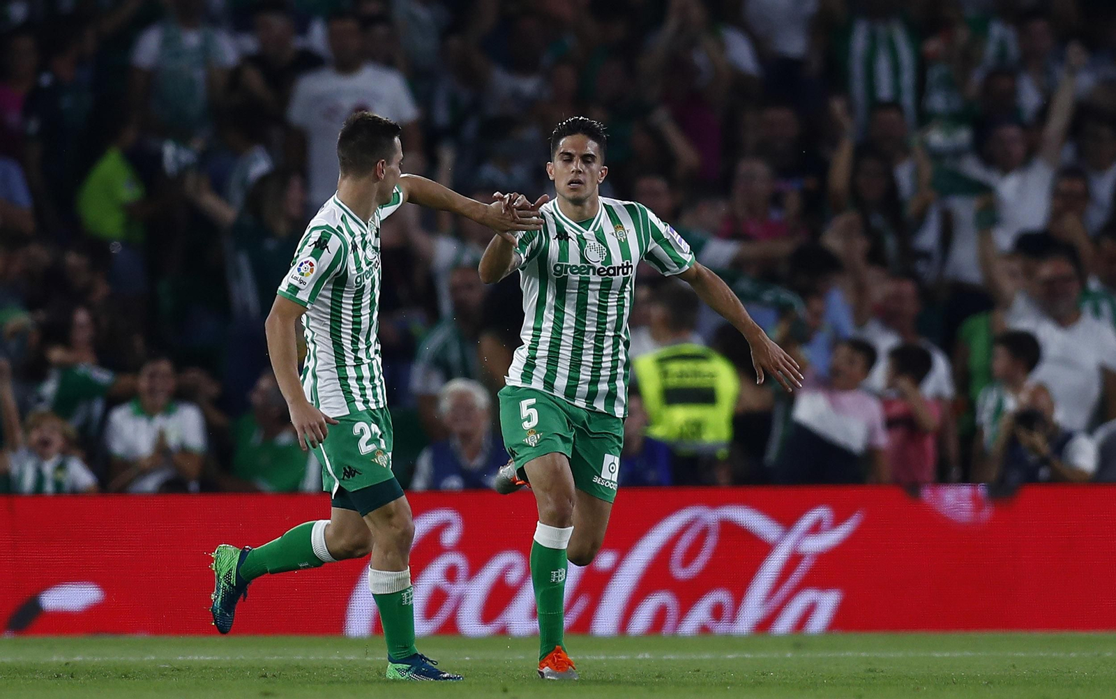 Bartra celebra con Lo Celson el 1-2.