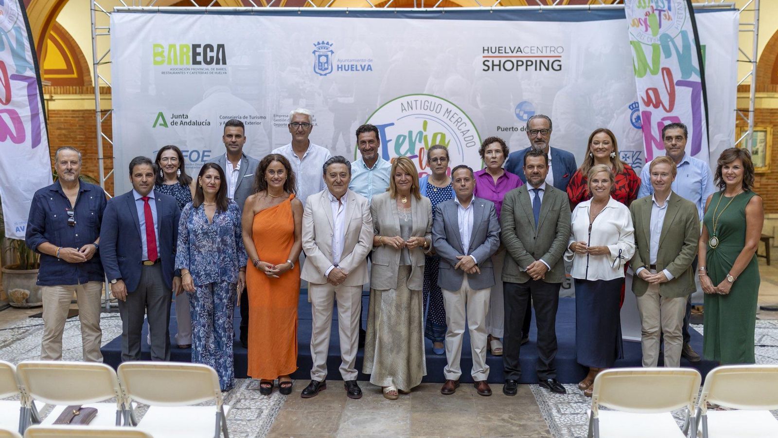 Foto de familia tras el pregón de la Feria de la Tapa.