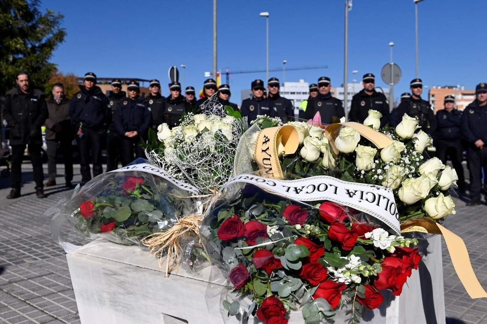 Las imágenes de la ofrenda floral a María de los Ángeles García y María Soledad Muñoz, policías locales asesinadas en acto de servicio en 1996.