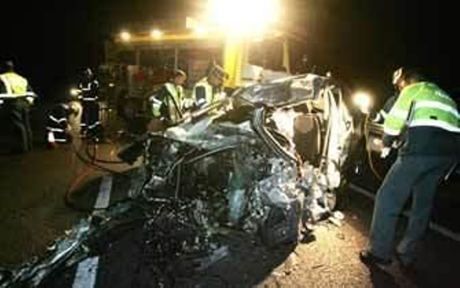Miembros de la Guardia Civil inspeccionan el coche siniestrado./Pascual