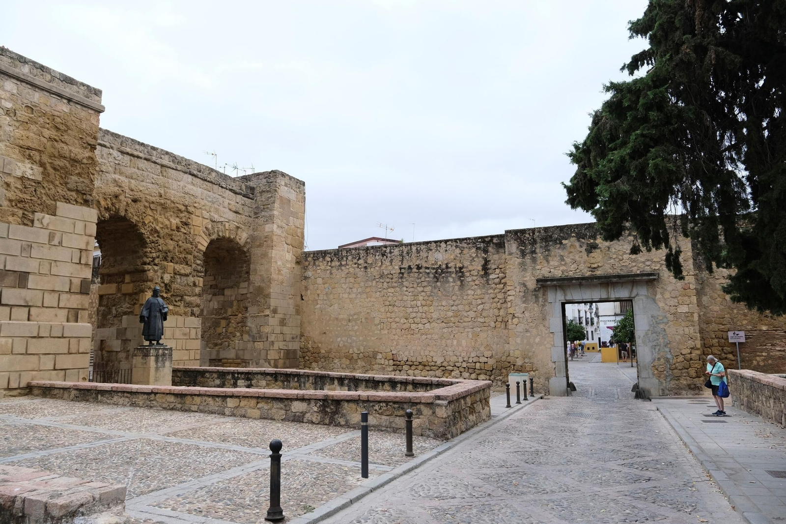 Puerta de Sevilla, uno de los accesos a Alcázar Viejo. Puerta de Sevilla, uno de los accesos a Alcázar Viejo.