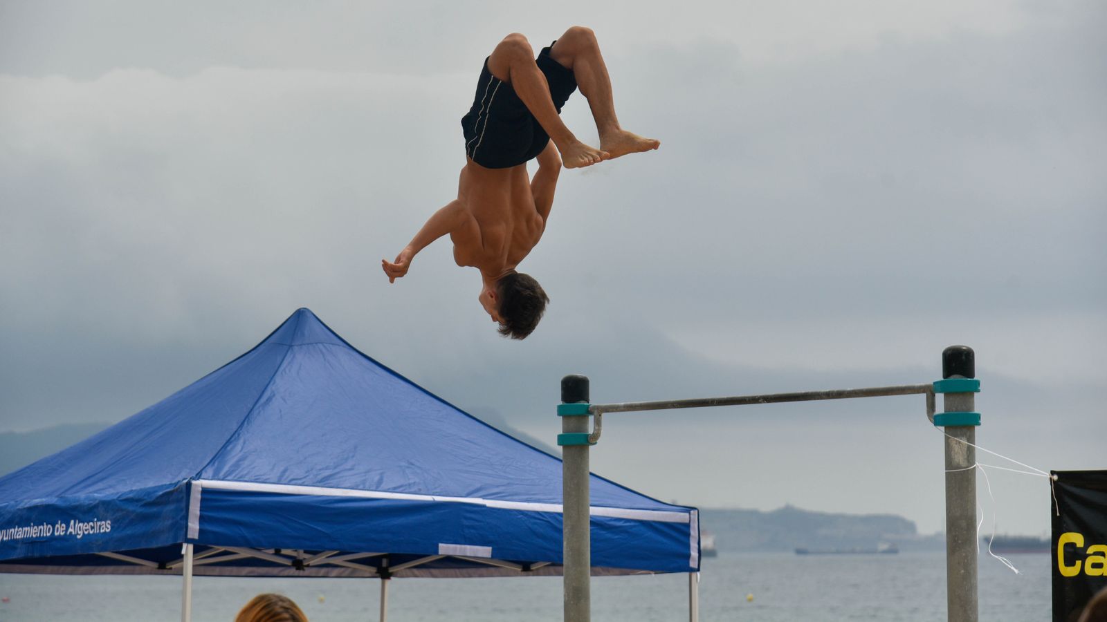 Mañana de calistenia en la playa de Getares