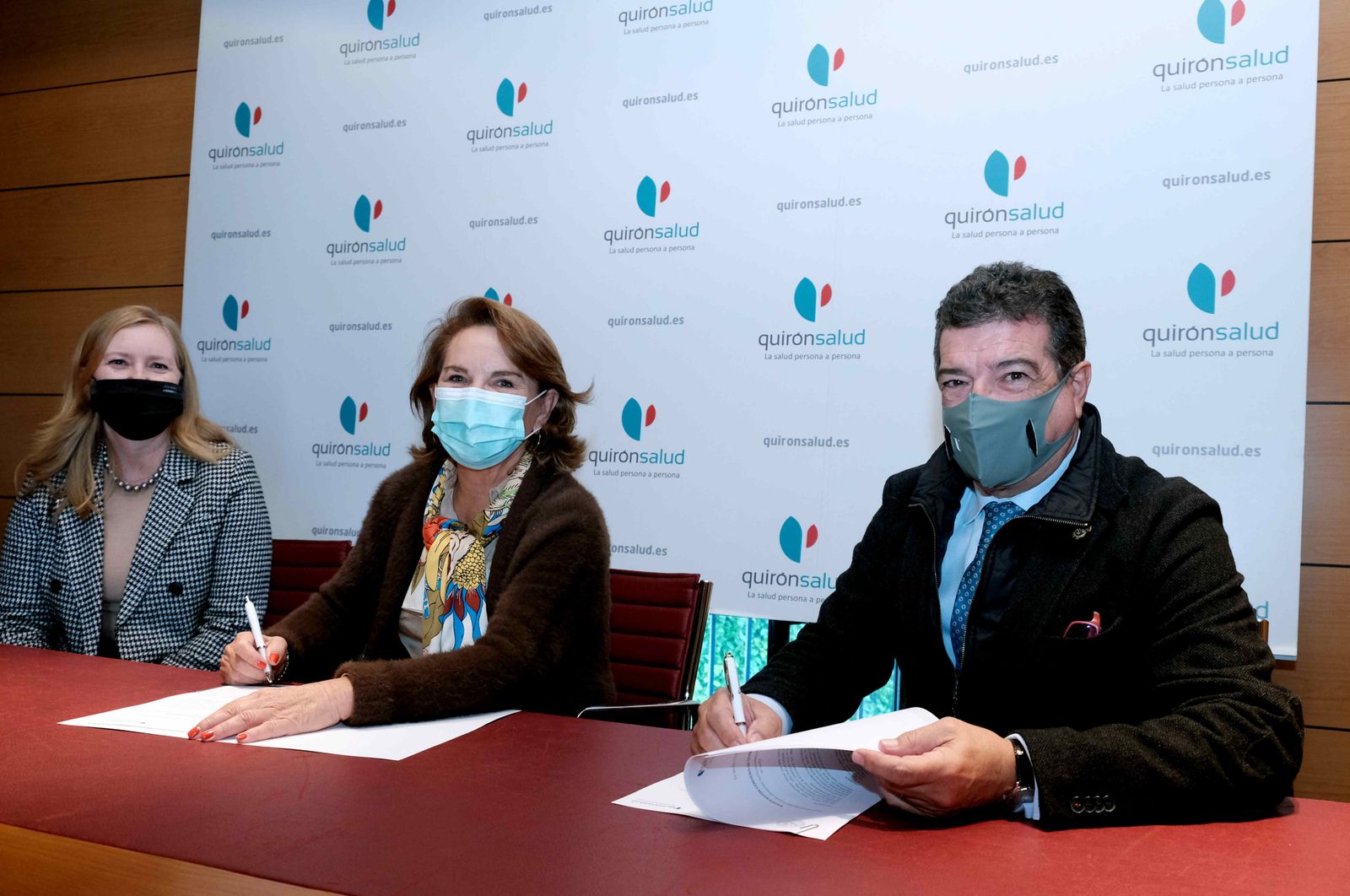 De izquierda a derecha Victoria Coronil Jonsson, Pilar Serrano y Fernando Franco en el momento de la firma.