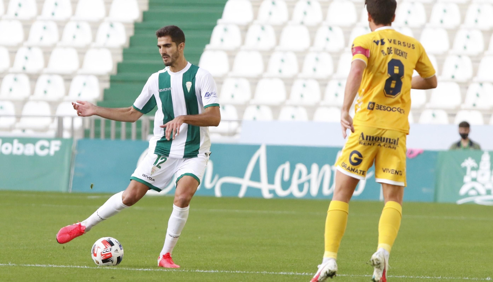 Bernardo Cruz pasa el balón ante la presión de Rafa de Vicente, del UCAM Murcia.
