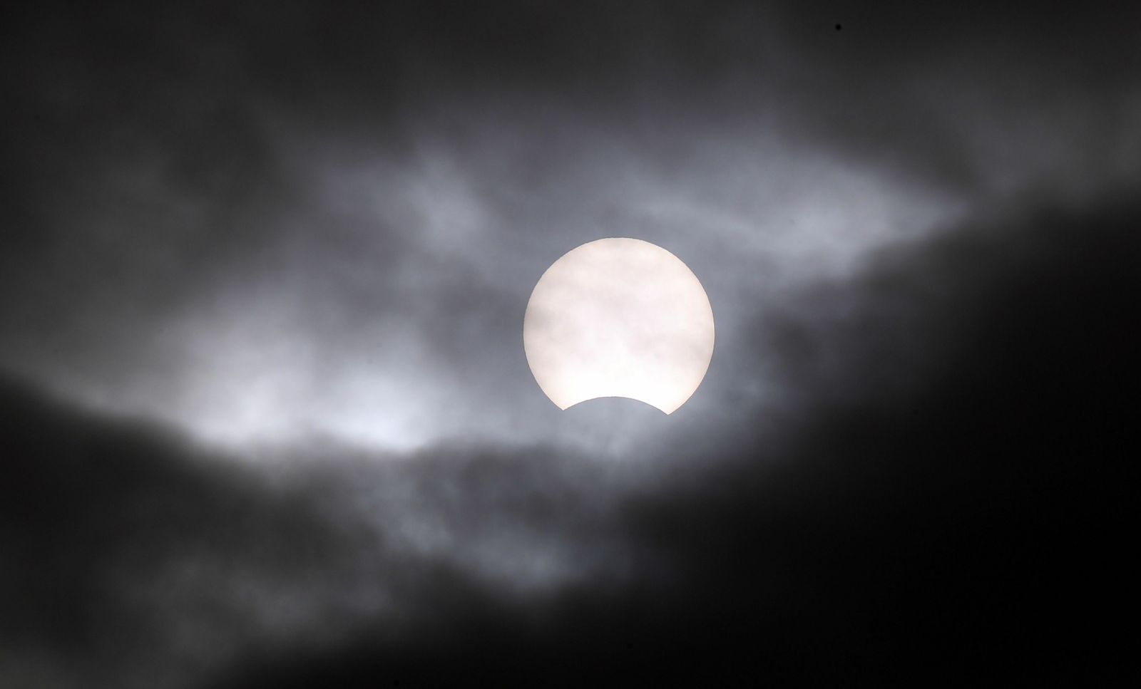 Las imágenes del último eclipse solar de la década