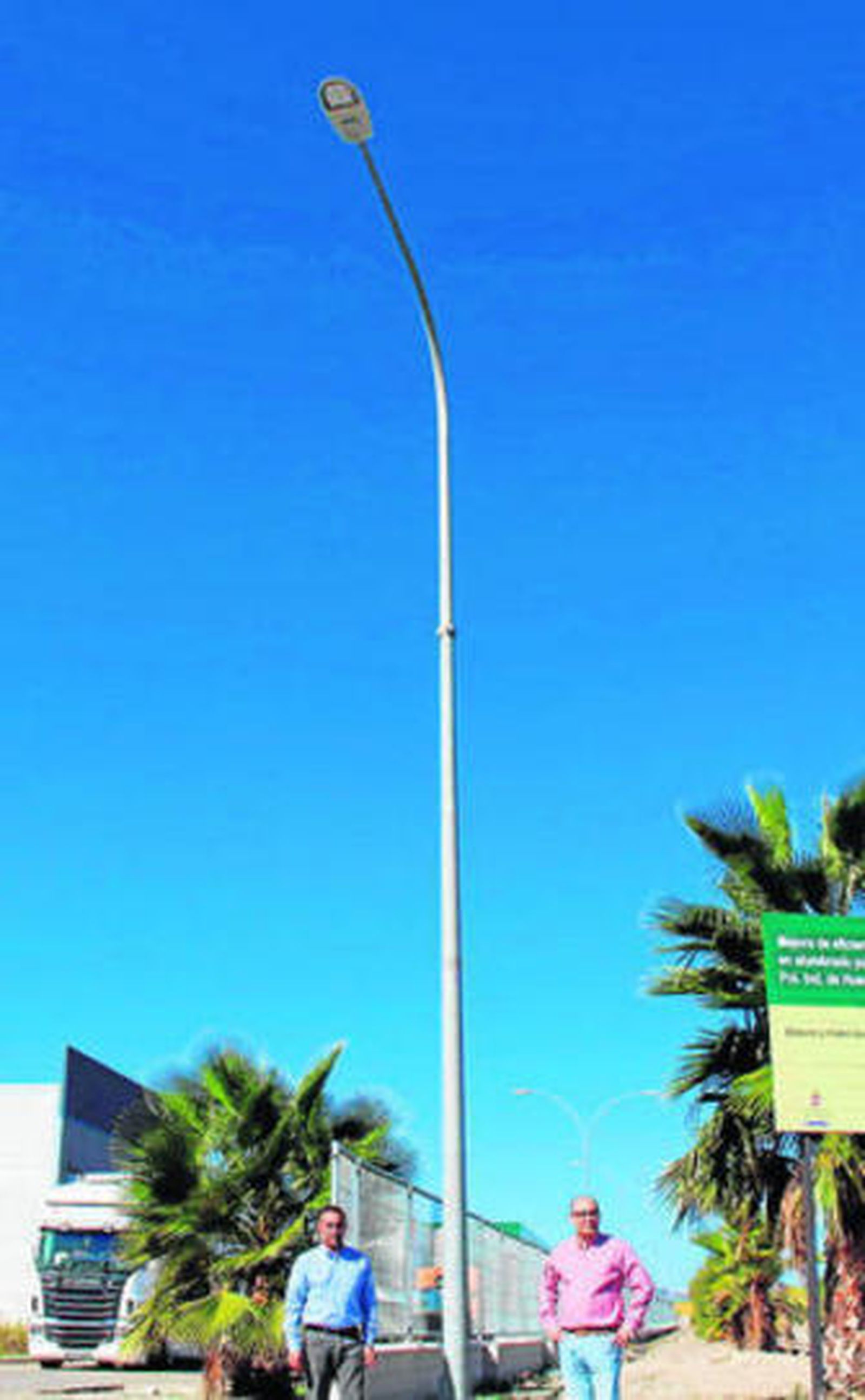 El concejal de Pedanías, Emilio Pérez, con el alcalde Domingo Fernández.