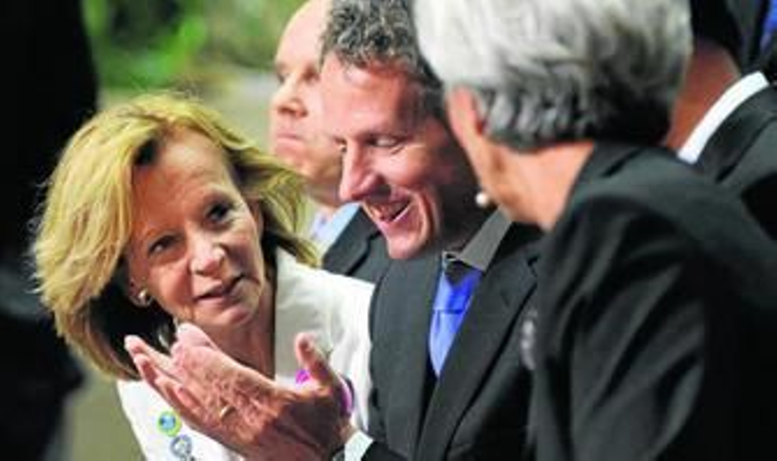 Elena Salgado conversa con el secretario del Tesoro de EEUU, Timothy Geithner, en presencia de Christine Lagarde, directora general del FMI.