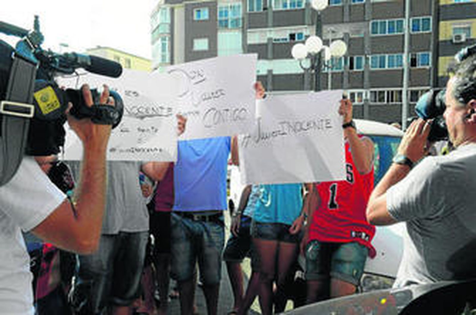 Alumnos del colegio Salesianos, ayer por la mañana, en la puerta de los juzgados con carteles apoyando a su director.