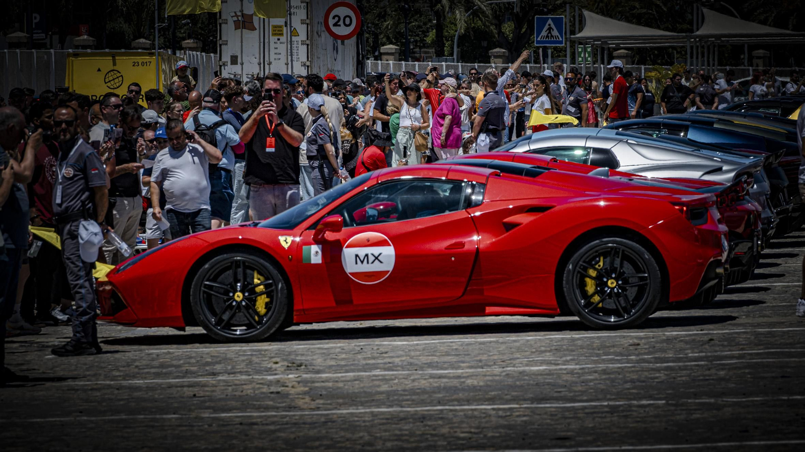 Las imágenes de la concentración de coches Ferrari en Cádiz