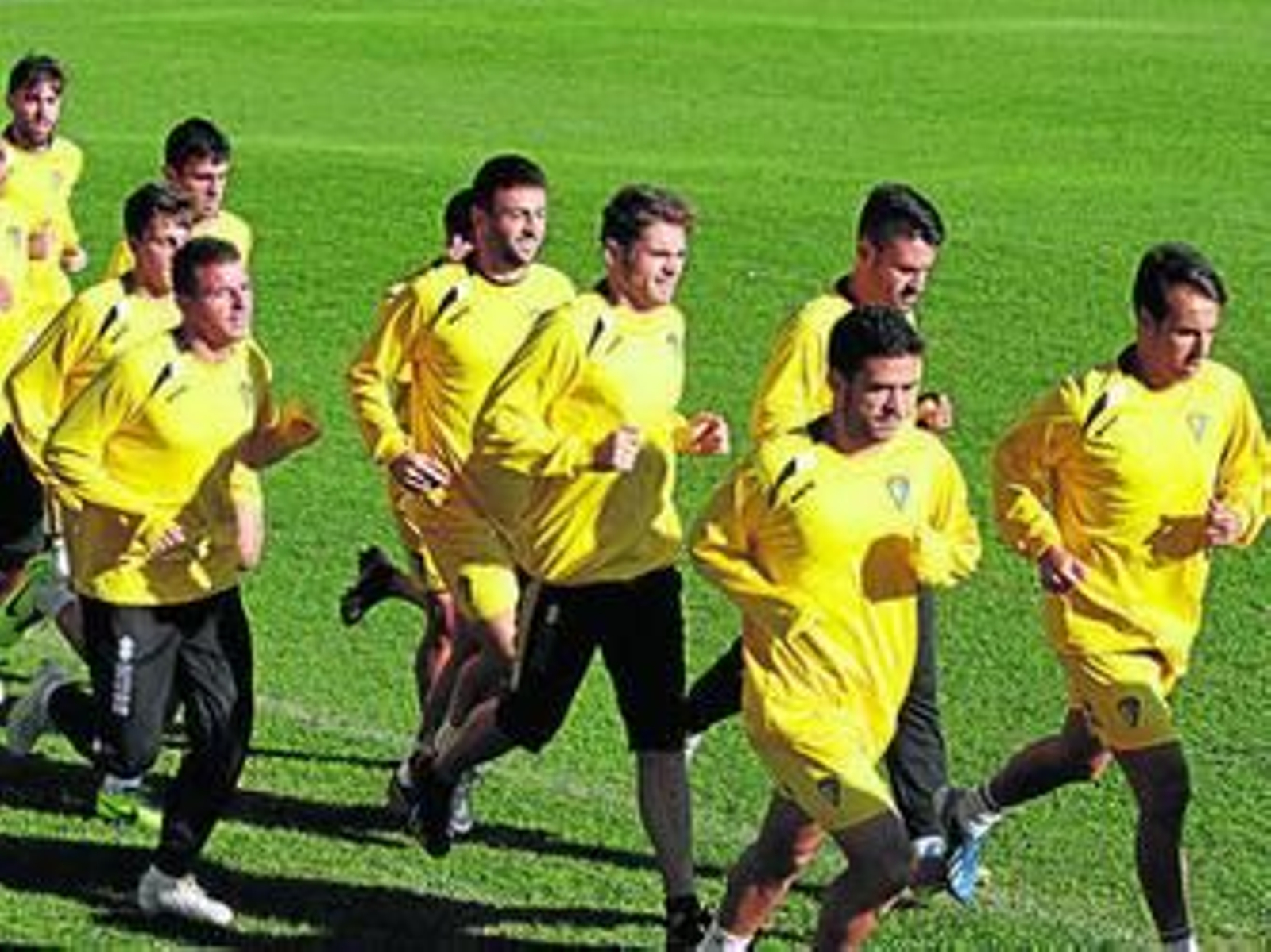 Los jugadores del Cádiz hacen carrera continua en un entrenamiento.