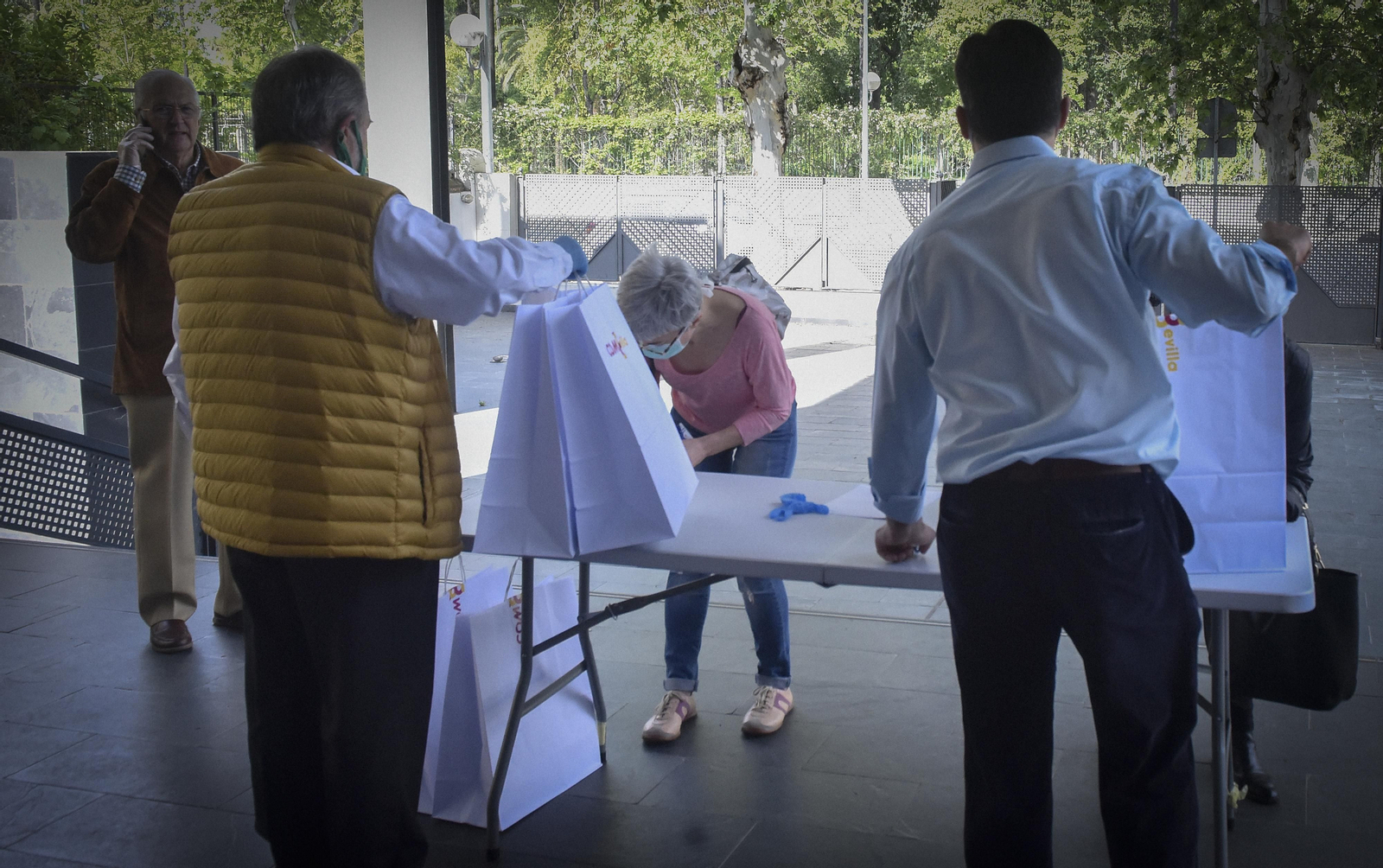 La resistencia al Coronavirus en el Colegio de Médicos de Sevilla: reparto de material de emergencia a todo el personal sanitario que lo necesite