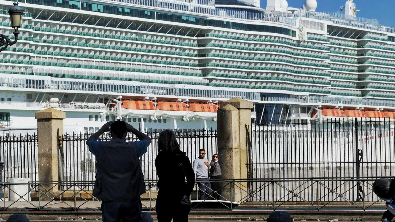 El Iona atracó en el Muelle Alfonso XIII y dejó este martes espectaculares imágenes