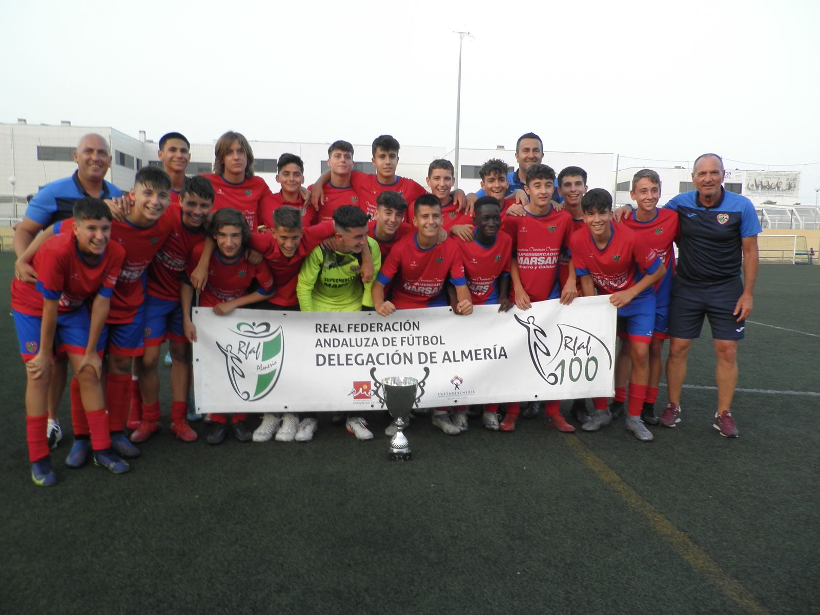 Imágenes de equipos campeones de fútbol 11 y fútbol 7