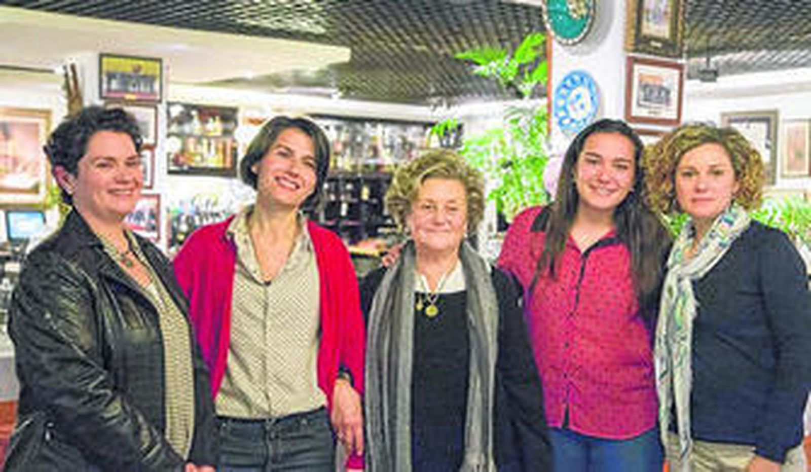 Lola Parra con mujeres de la Familia Carmona de Vera.