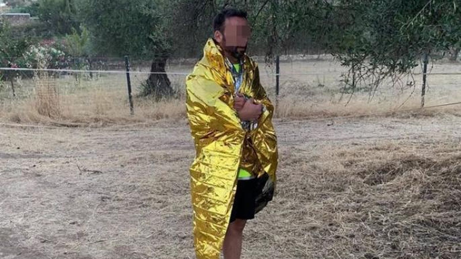 Rufino Nogales con una manta térmica tras el rescate en Santa Olalla