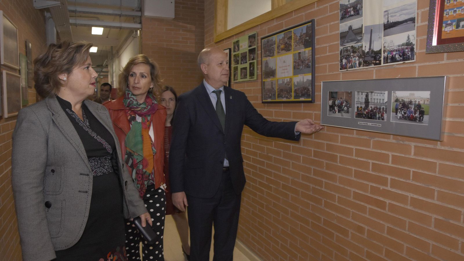 El consejero de Educación, Javier Imbroda, durante una visita al Medina Azahara.