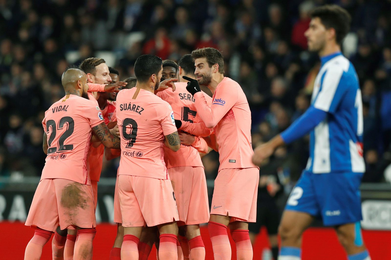 Los jugadores del Barcelona celebran uno de los goles.