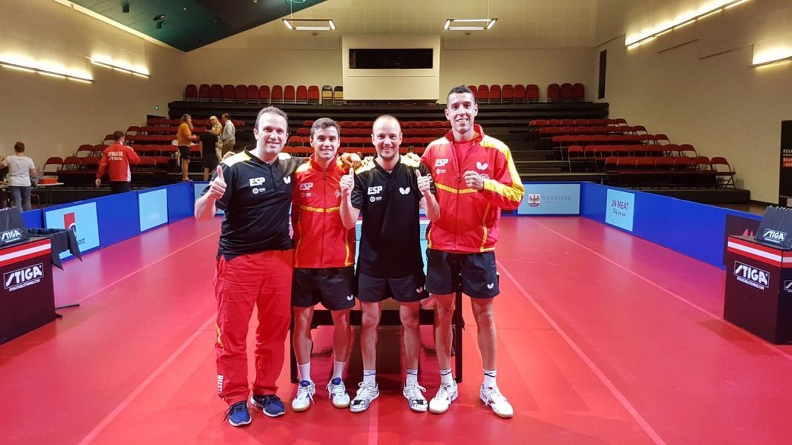 Robles, a la derecha, con el equipo español que jugó en Dinamarca.