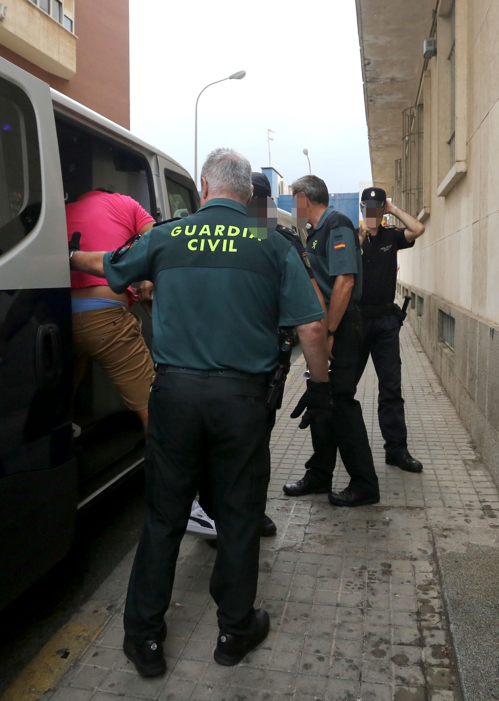 Imágenes del principal acusado del apuñalamiento del policía de Punta Umbría en la Audiencia Provincial