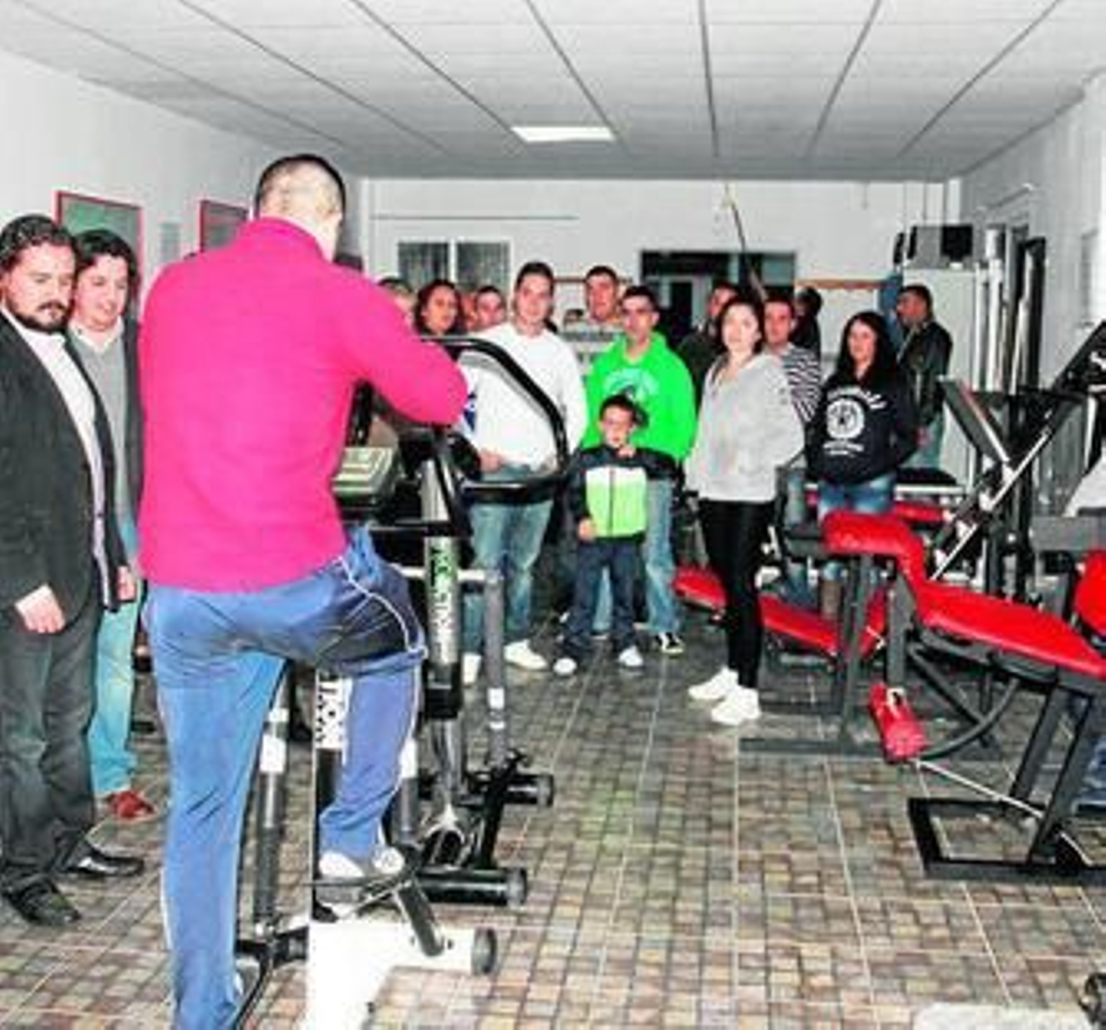 El alcalde contempla el uso que uno de los vecinos realizó del gimnasio.