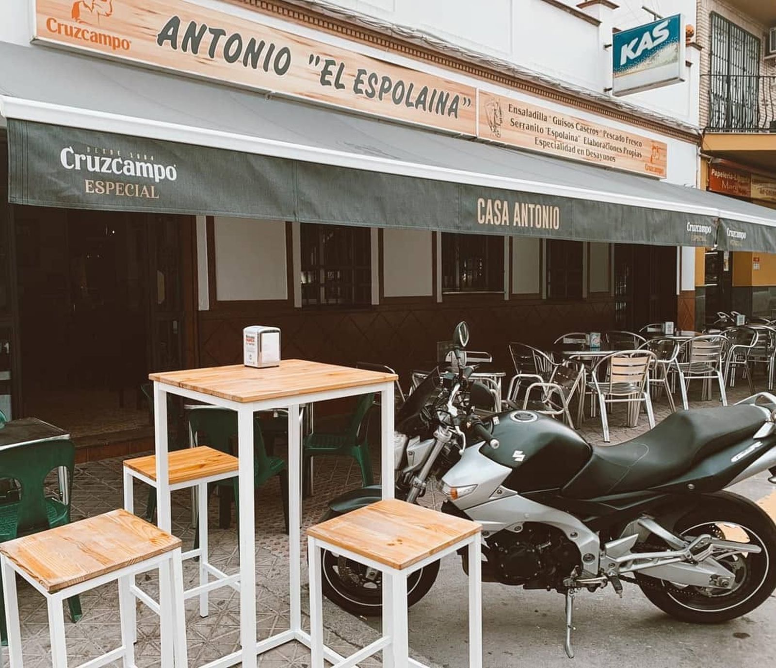 El serranito, el lomo en manteca o los garbanzos con menudo eran algunas de las tapas estrella del Espolaina.