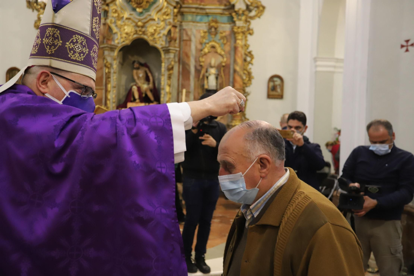 El obispo lanza la ceniza sobre uno de los fieles, según marca el nuevo protocolo