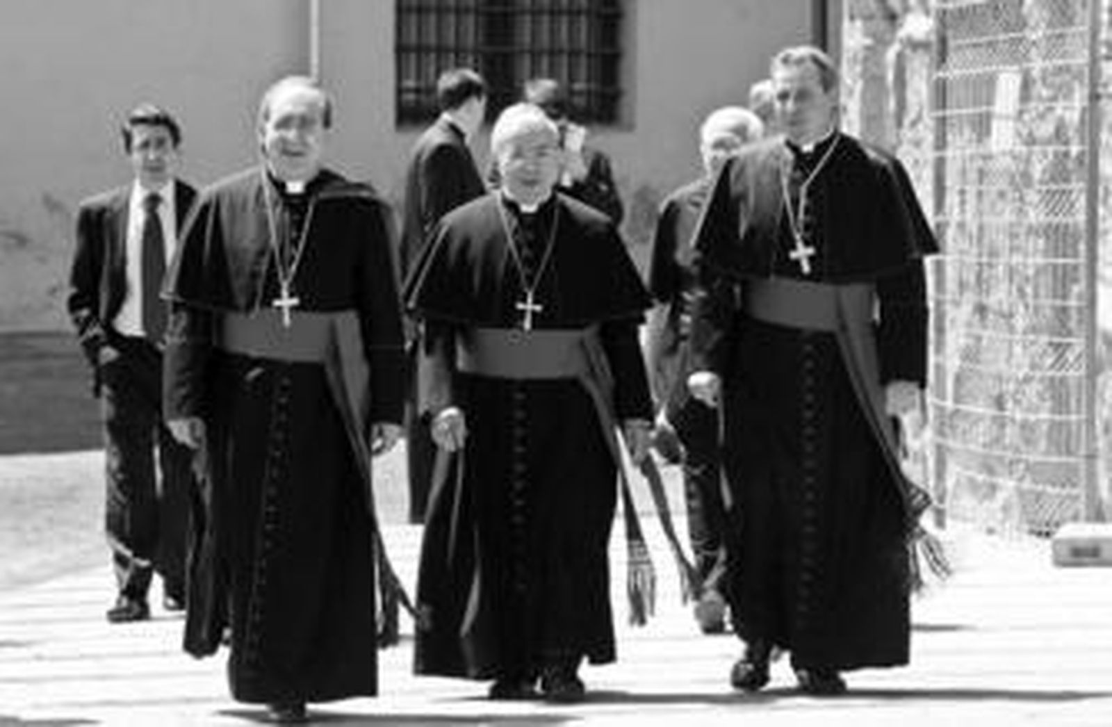 Juan José Asenjo, Manuel Monteiro de Castro y Mario Iceta caminan por la calle Torrijos camino de la Catedral.
