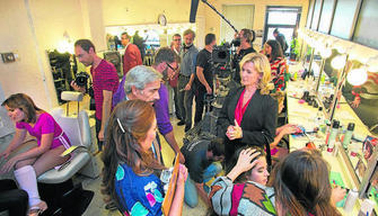 Escena de la nueva temporada de 'Cuéntame', con el matrimonio Alcántara como concursantes de 'Un, dos, tres'.