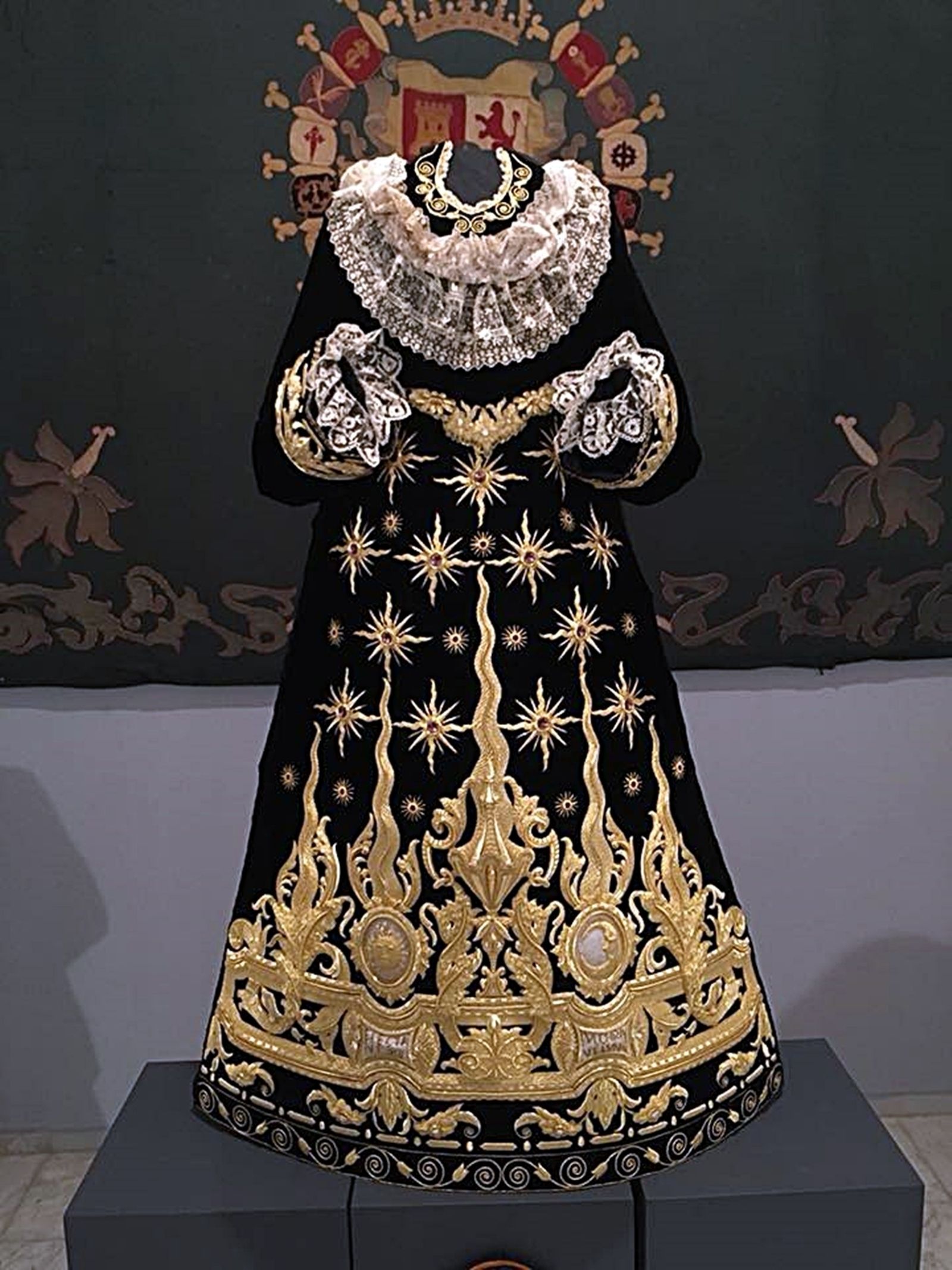 Nueva saya de Santa Cruz en su presentación.