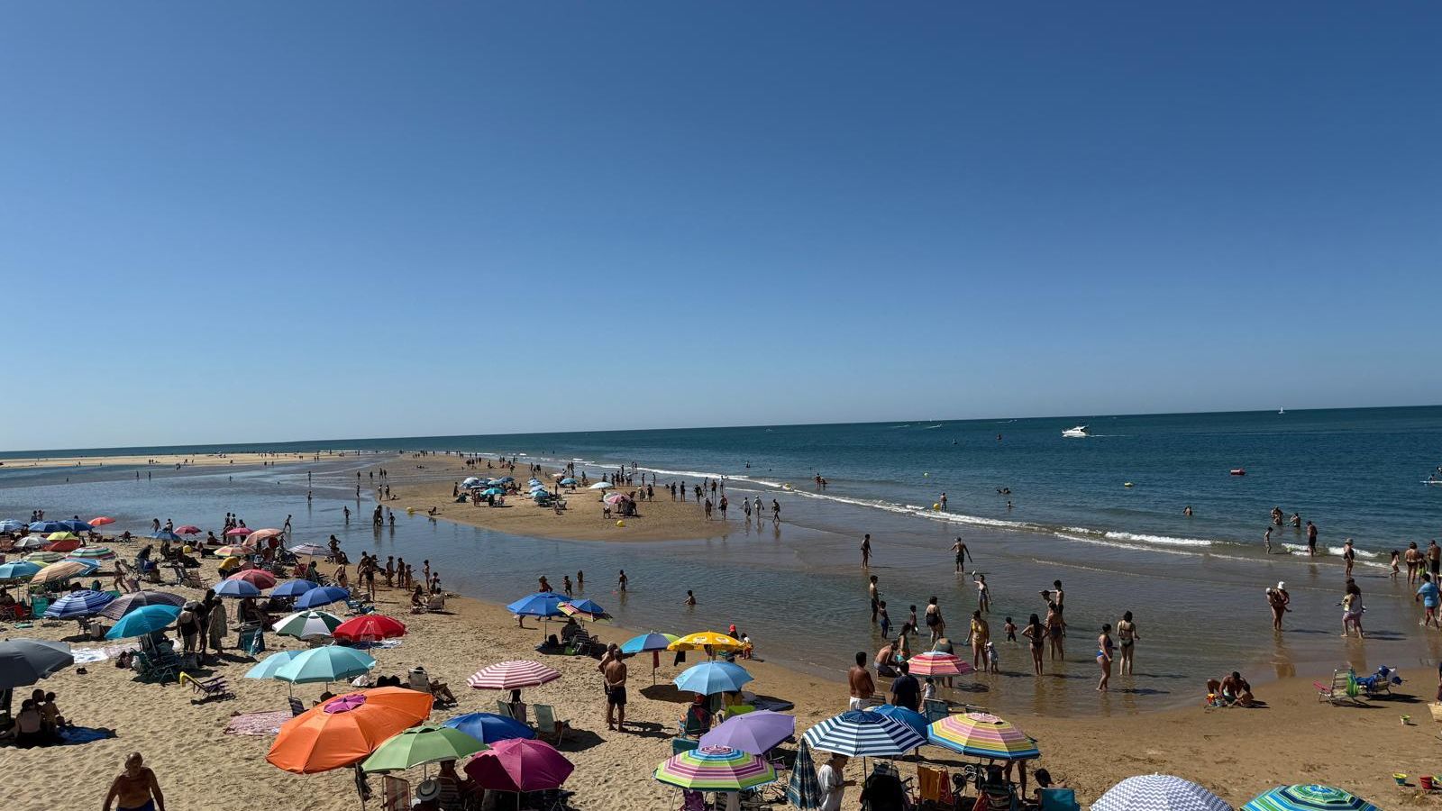 Unión de La Flecha y gente en la playa de El Portil. Unión de La Flecha y gente en la playa de El Portil.
