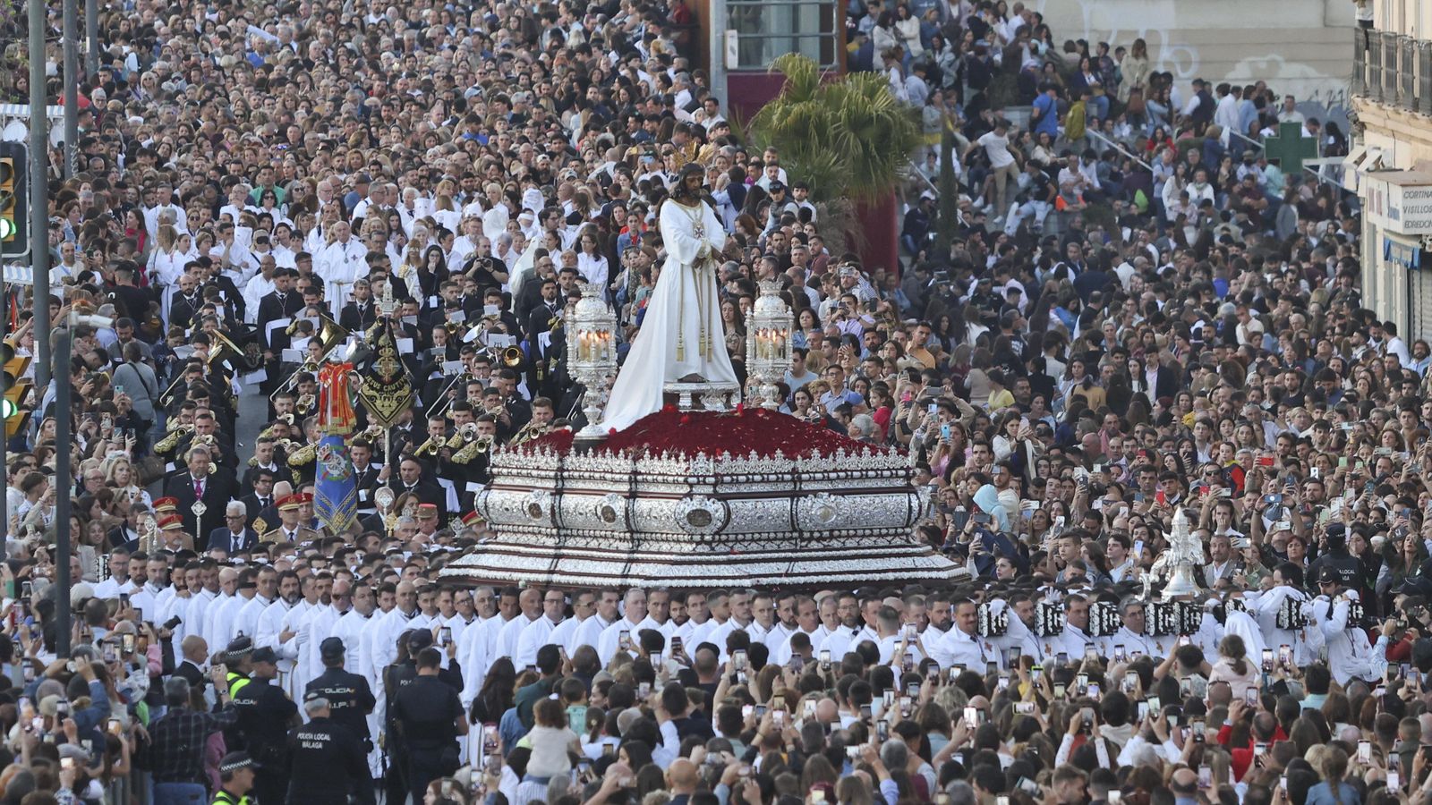 El Cautivos acompañado de la banda de música durante el Lunes Santo El Cautivos acompañado de la banda de música durante el Lunes Santo