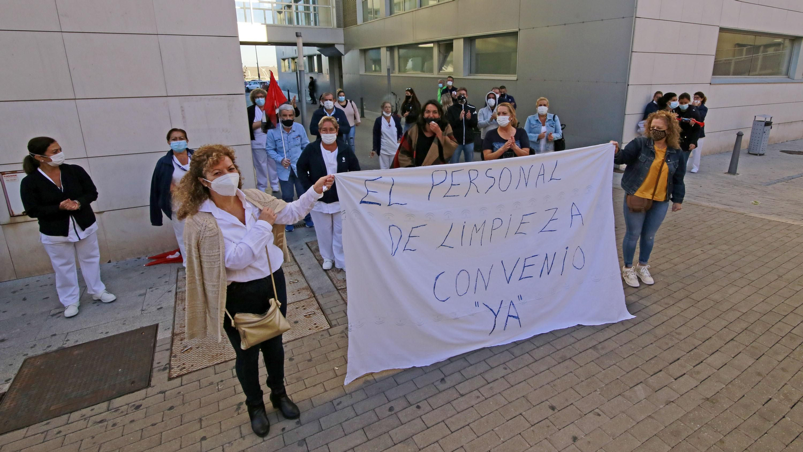 Personal de limpieza del hospital de Jerez en su concentración junto a Consultas Externas, este jueves.
