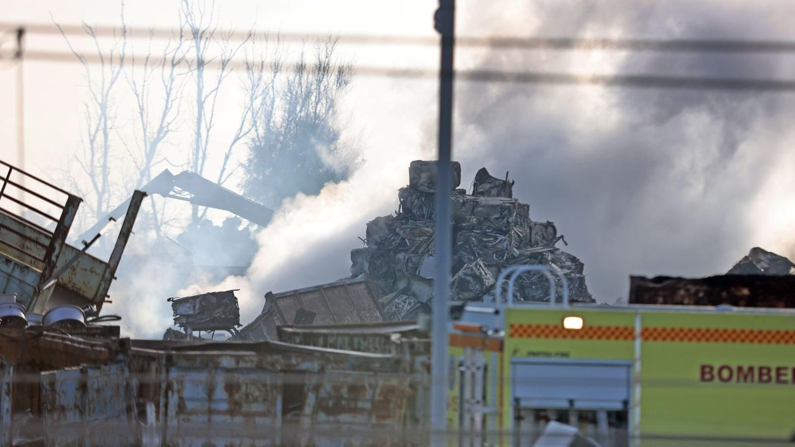 Espectacular incendio en una chatarrería de Jerez