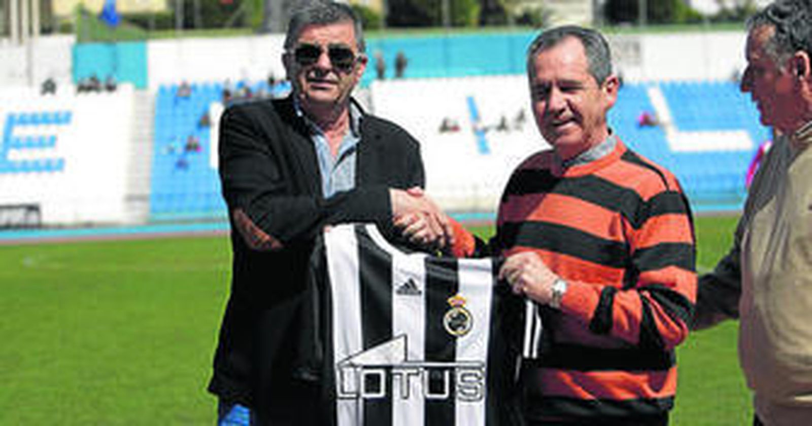 Sequera, junto al presidente del Melilla, en el homenaje que le dio la Balona el domingo en el Álvarez Claro.