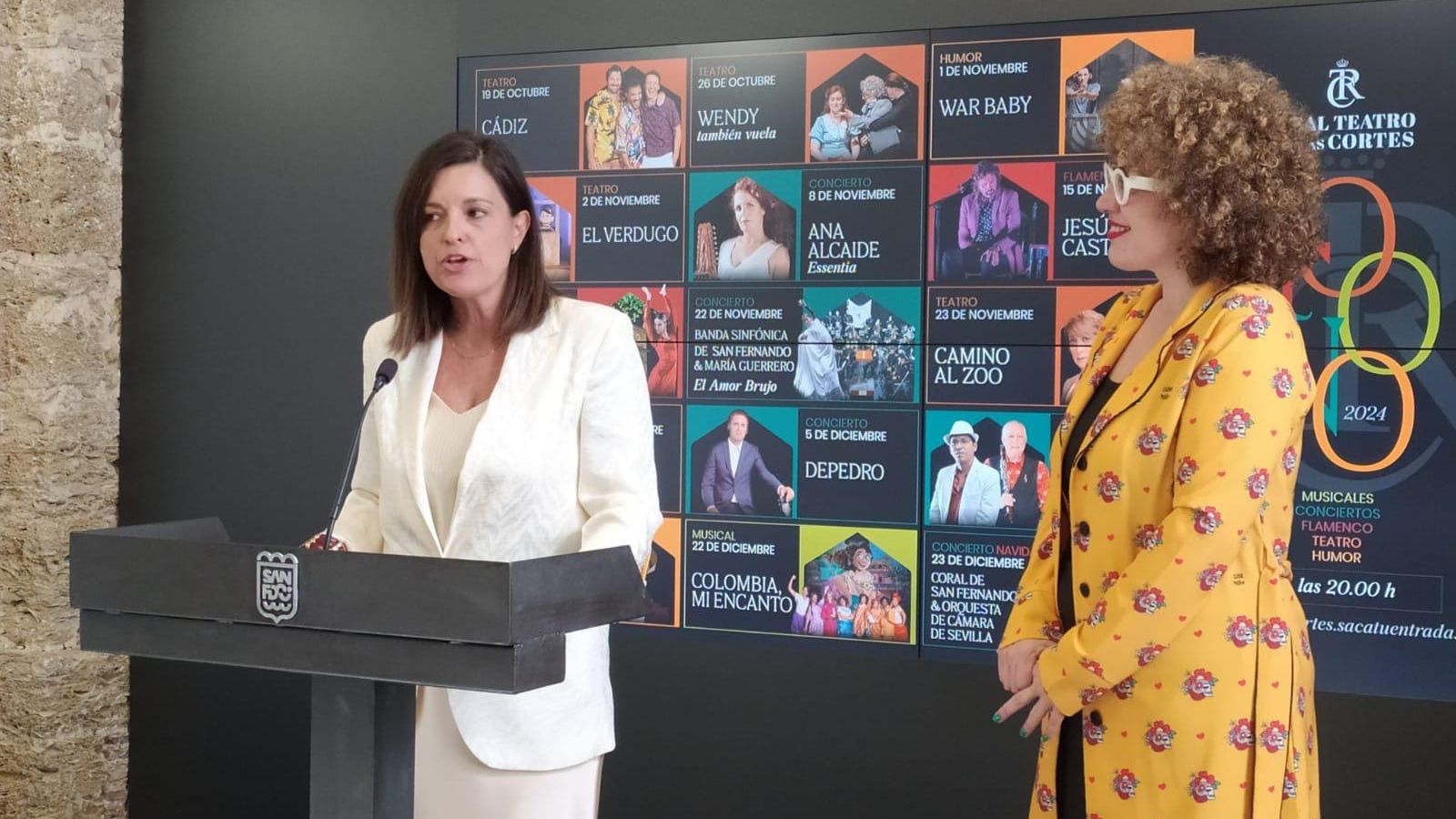 La alcaldesa de San Fernando, Patricia Cavada, y la concejala de Cultura, Pepa Pacheco, durante la presentación de la temporada de otoño del Teatro de las Cortes