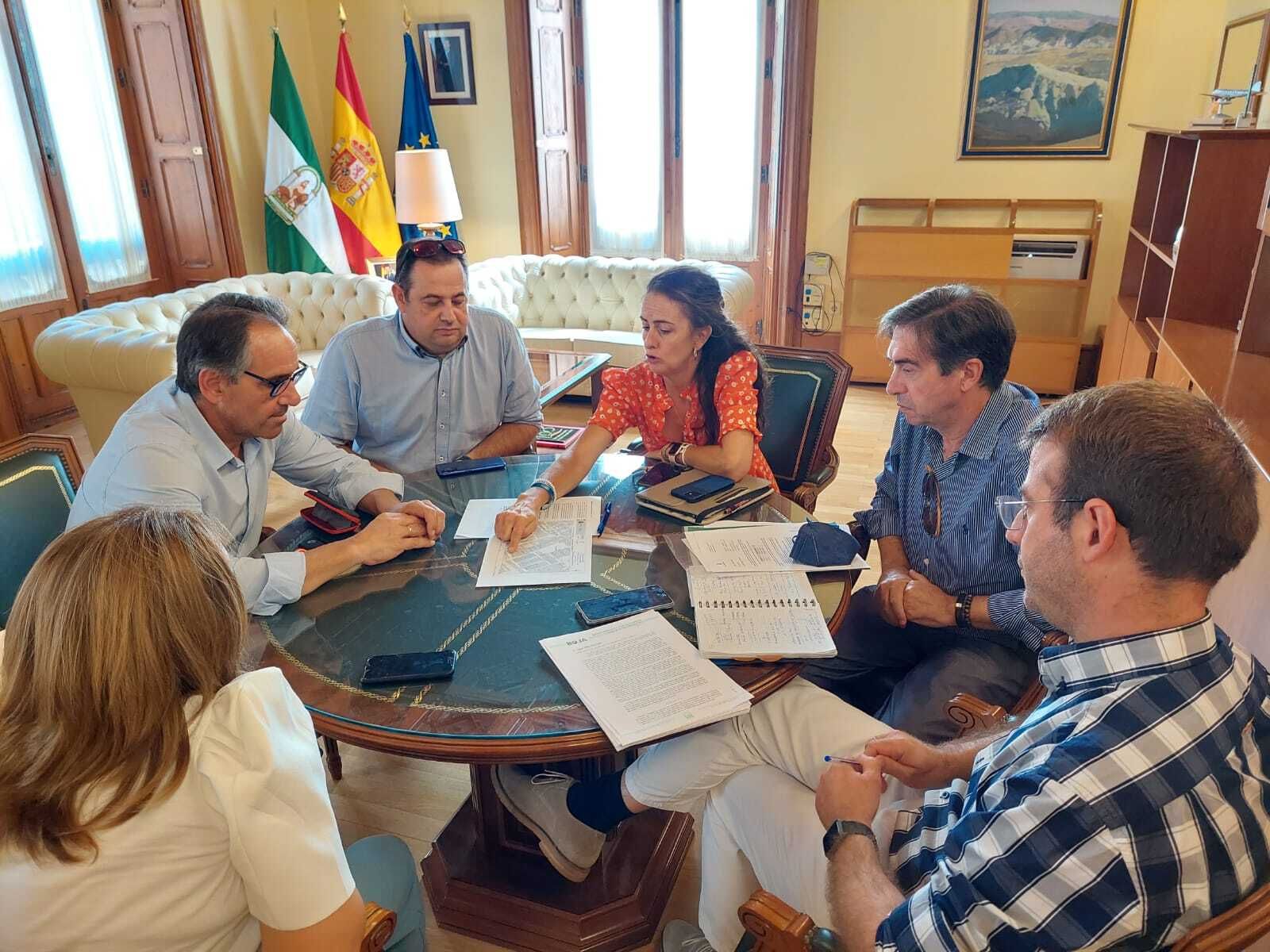 La Junta se reúne con el AMPA del CEIP San Indalecio para perfilar la construcción del instituto de la Cañada