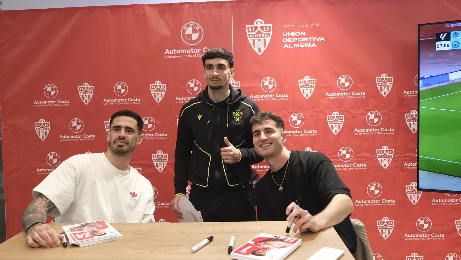 La firma de autógrafos de Jon Morcillo y Miguel de la Fuente en Automotor Costa BMW