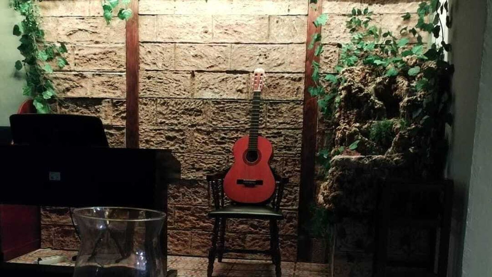 Un bar de copas, El Rincón de la Luna. Original espacio donde tienen su sitio los músicos emergentes y algunos veteranos amantes de la bohemia.