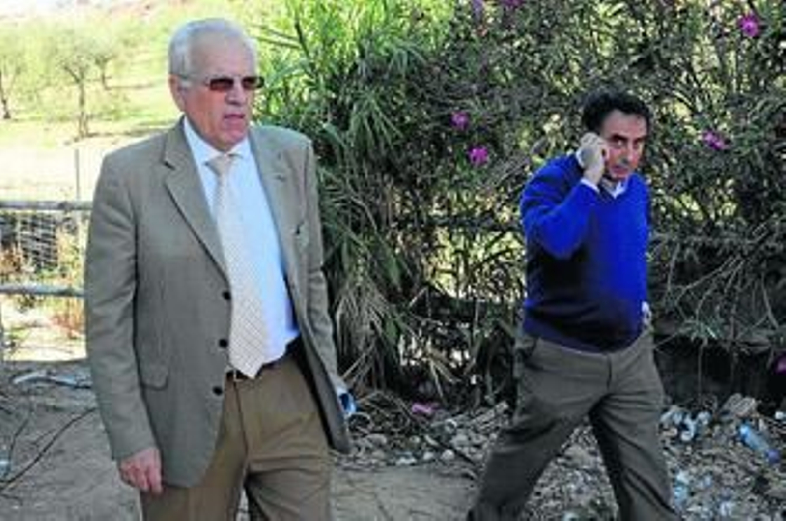 El comisario Manuel Piedrabuena con uno de los investigadores en una de las búsquedas en Camas.