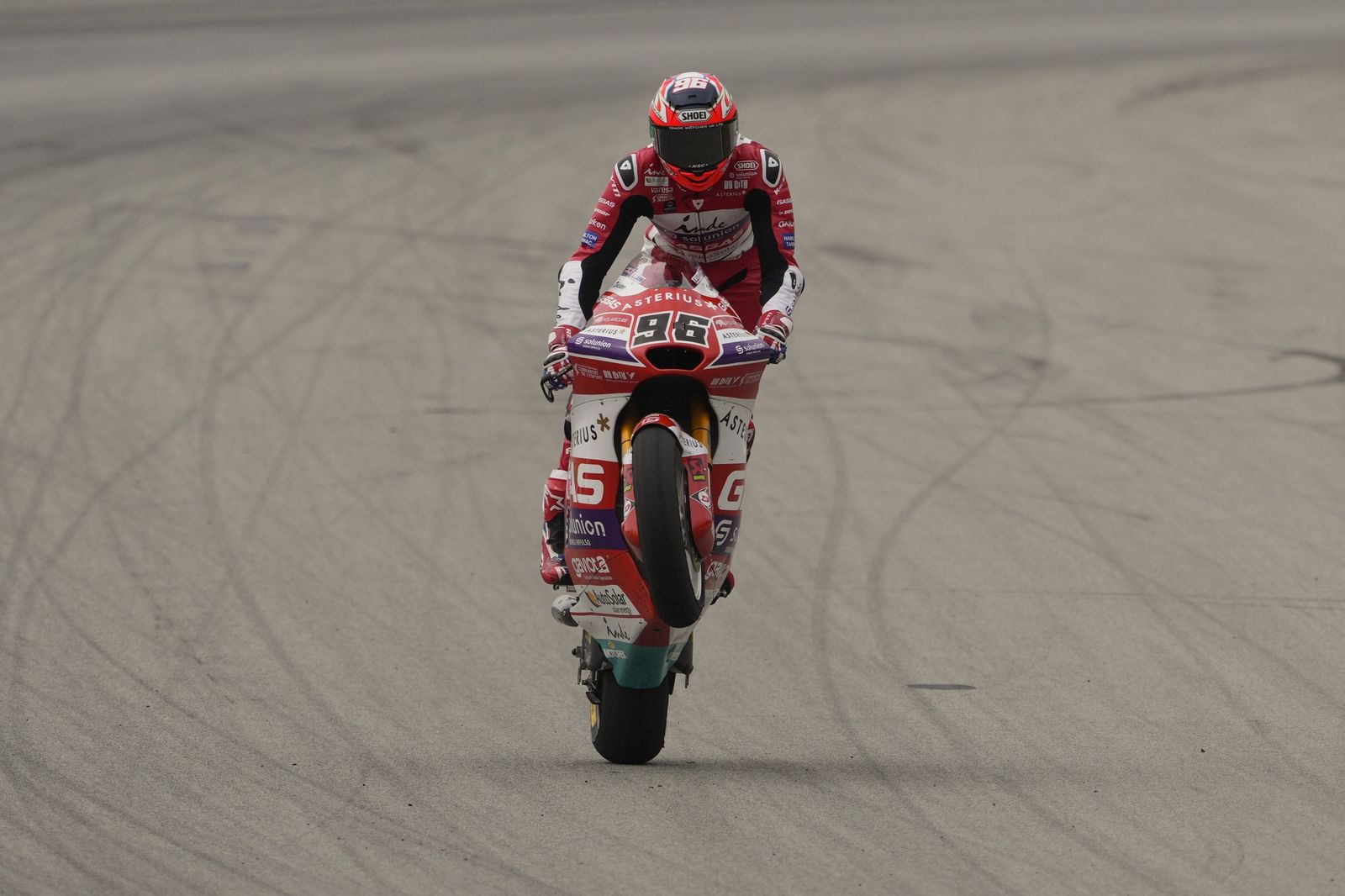 Las cariñosas fotos de Piqué, Clara Chía en el Mundial de Motos en Montmeló