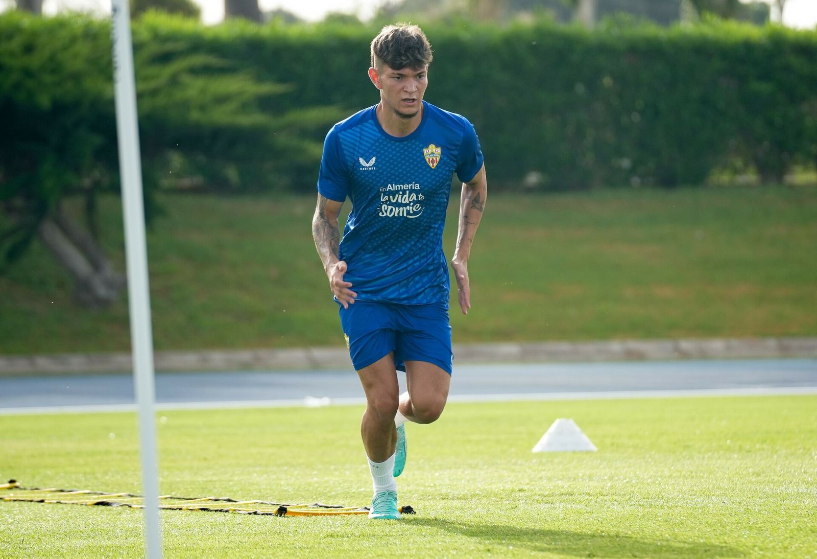 Arnau Solà se ejercita en el Anexo de los Juegos Mediterráneos en la pretemporada de 2023.