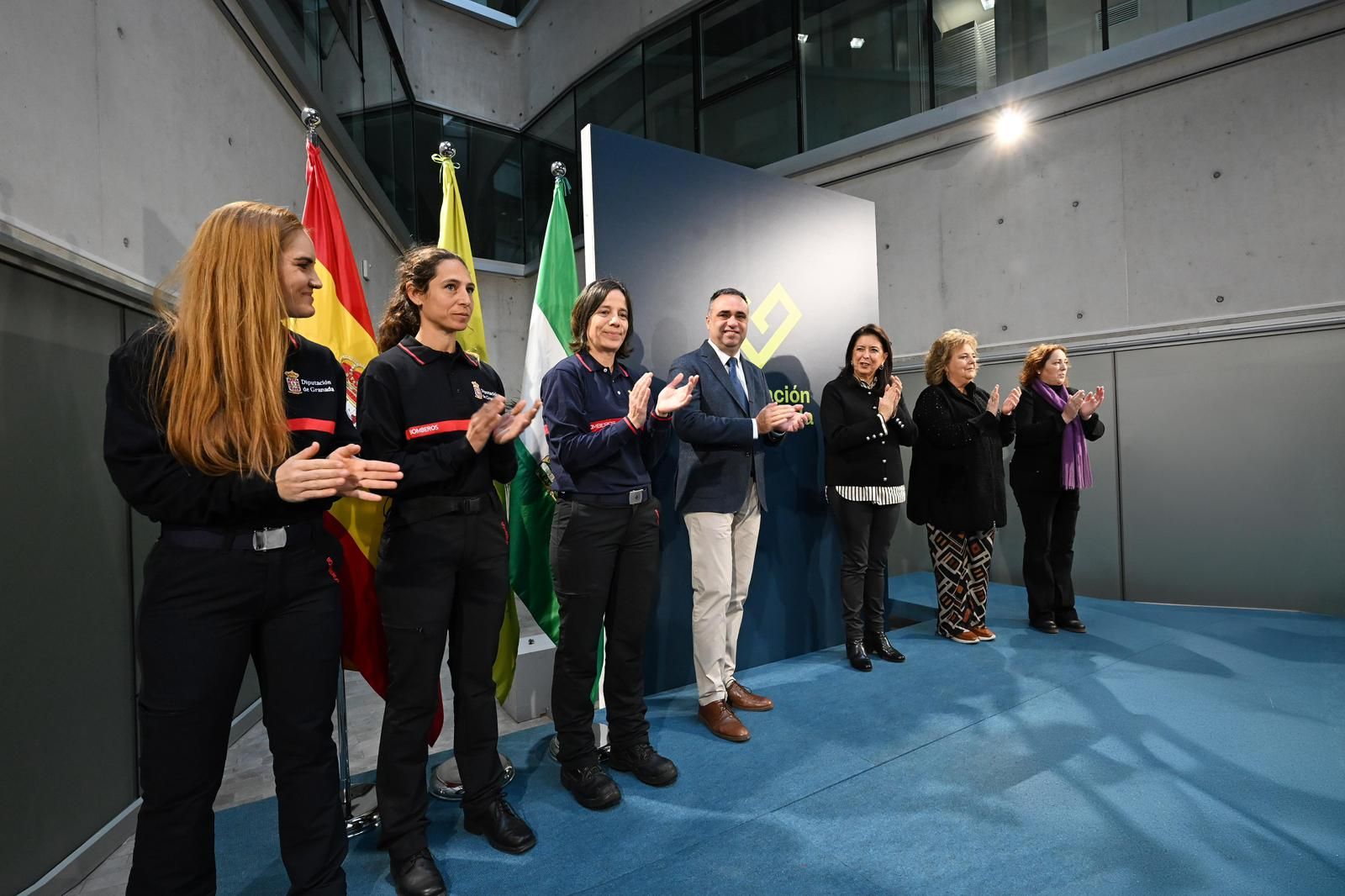 Aplausos tras la lectura del manifiesto del 8-M en la Diputación de Granada este viernes