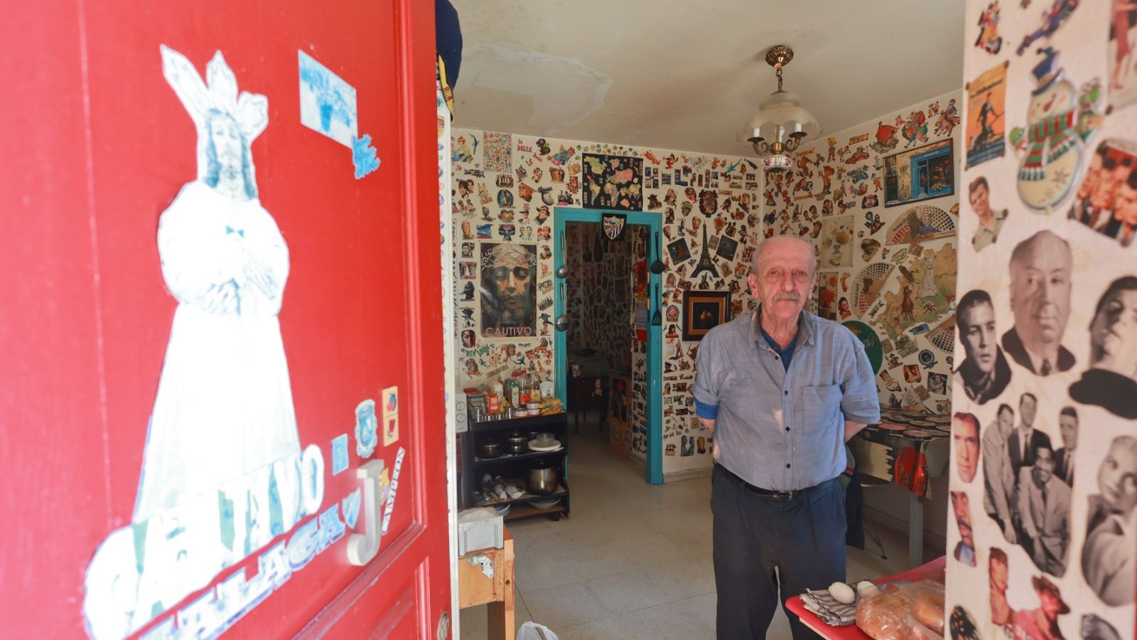 La entrada a la vivienda, con una estampa de El Cautivo.